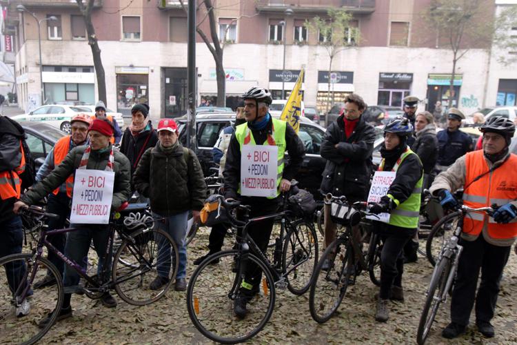 Manifestazione di ciclisti per chiedere maggiore sicurezza sulle strade (Fotogramma) - Fotogramma