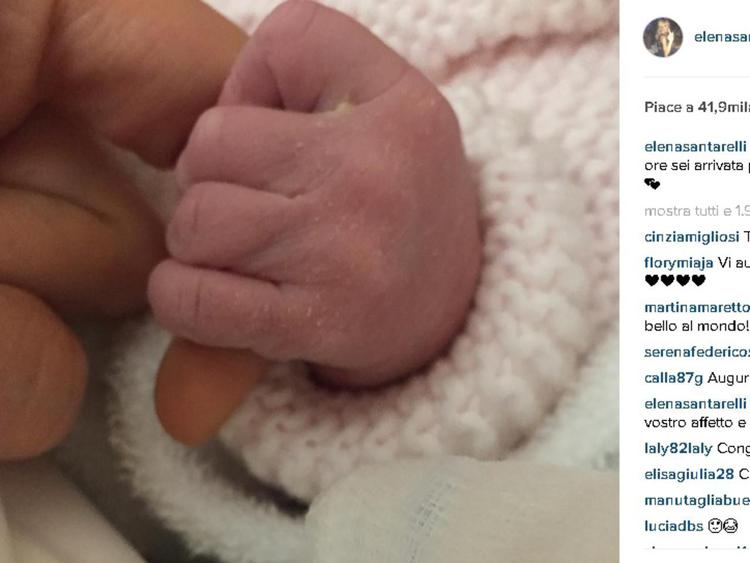 Lo scatto pubblicato da Elena Santarelli su Instagram per annunciare la nascita della secondogenita Greta