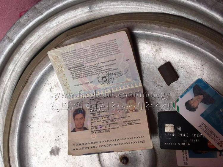 Il passaporto e il tesserino universitario di Giulio Regeni trovati dalla polizia egiziana (fonte Facebook /Moiegy)