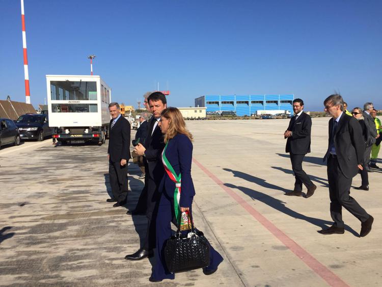 Matteo Renzi al suo arrivo a Lampedusa (Foto Adnkronos)