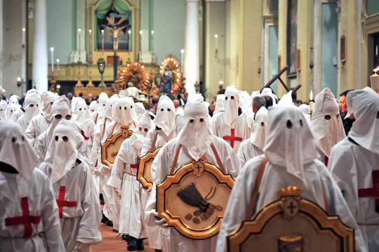 Processione del Venerd&#xec; Santo che precede la Pasqua a Gubbio. La Processione &#xe8; curata dalla Confraternita della Chiesa di Santa Croce della Foce.  - FOTOGRAMMA
