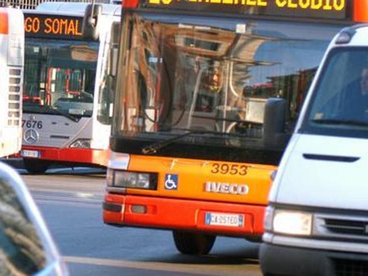 Roma, nuova aggressione a un autista del bus: 