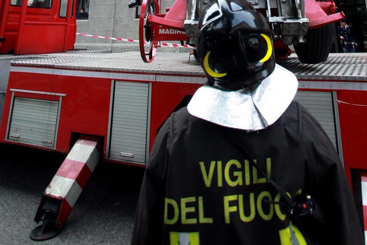 Roma, pullman a fuoco vicino a metro Laurentina