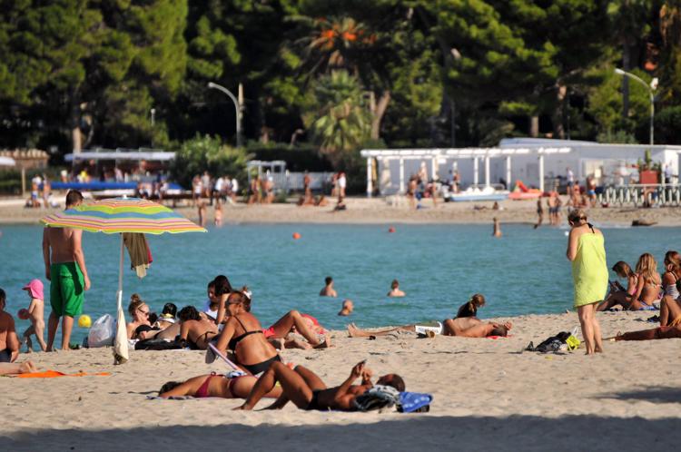 2 milioni di italiani 'simulano' vacanze con selfie taroccati