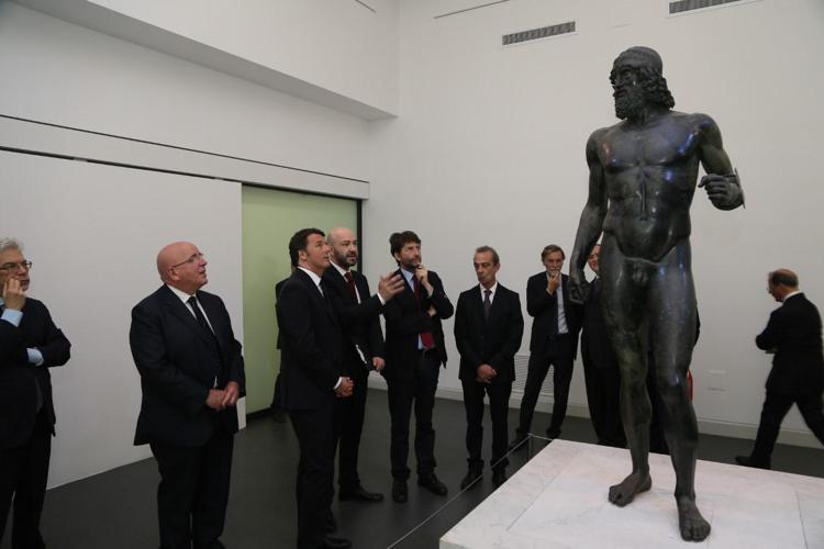 Il premier Matteo Renzi e il ministro Dario Franceschini al Museo Archeologico Nazionale di Reggio Calabria, davanti a uno dei Bronzi di Riace 