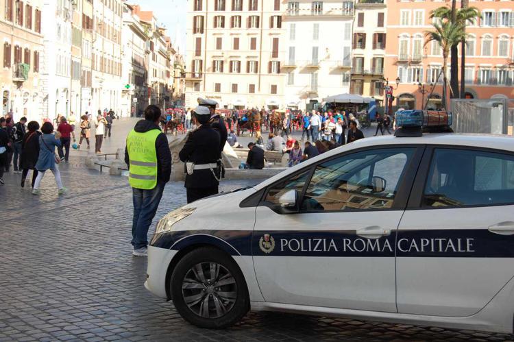 Controlli Polizia Locale a piazza di Spagna - Roma
