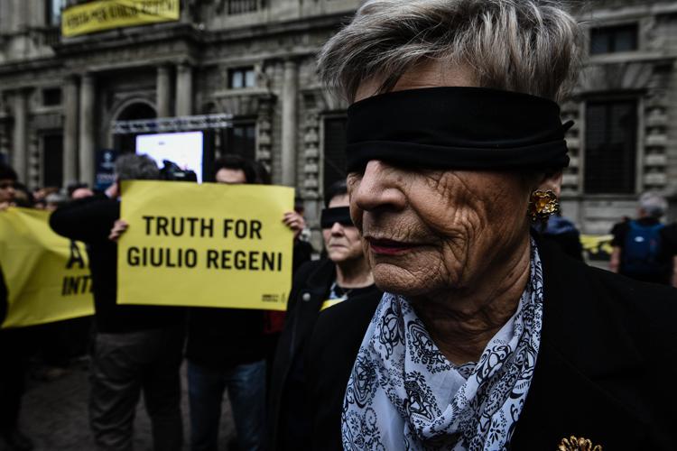 Flash mob di Amnesty International a Milano per Giulio Regeni (FOTOGRAMMA) - (FOTOGRAMMA)