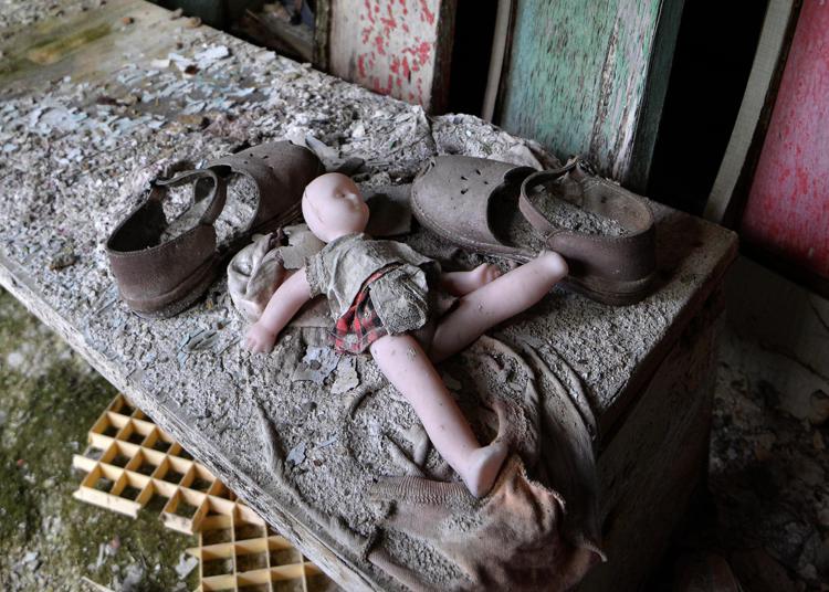 Giocattoli e scarpe in un'abitazione della città-fantasma di Pripjat, nelle vicinanze della centrale nucleare di Chernobyl (Afp)