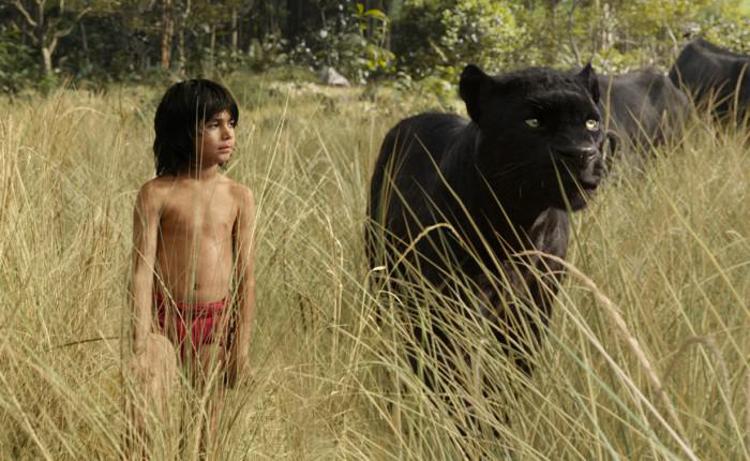 Mowgli (Neel Sethi) in una scena de 'Il libro della giungla'