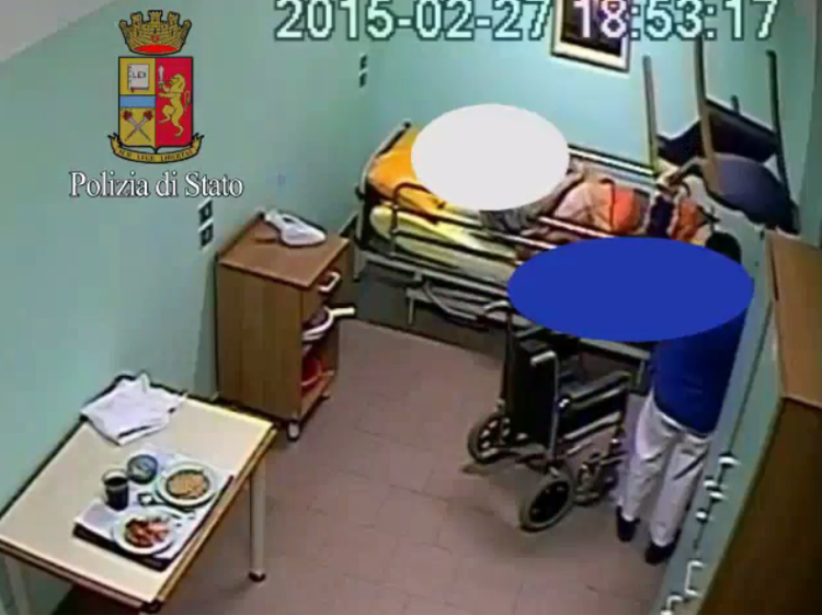 Malati psichiatrici picchiati e maltrattati, choc in una casa di cura milanese /Video