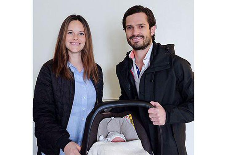 Il principe Carlo Filippo e sua moglie, la principessa Sofia copn il nuovo royal baby (Foto dal sito della casa reale svedese)