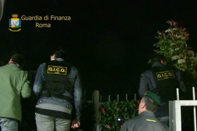 Roma, soldi per evitare controlli: in manette due imprenditori e un vigile /Video