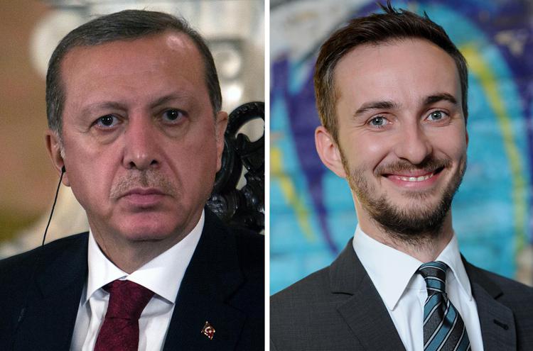 A sinistra il presidente turco Recep Tayyip Erdogan; a destra il comico televisivo tedesco Jan Böhmermann  (AFP PHOTO) - (AFP)