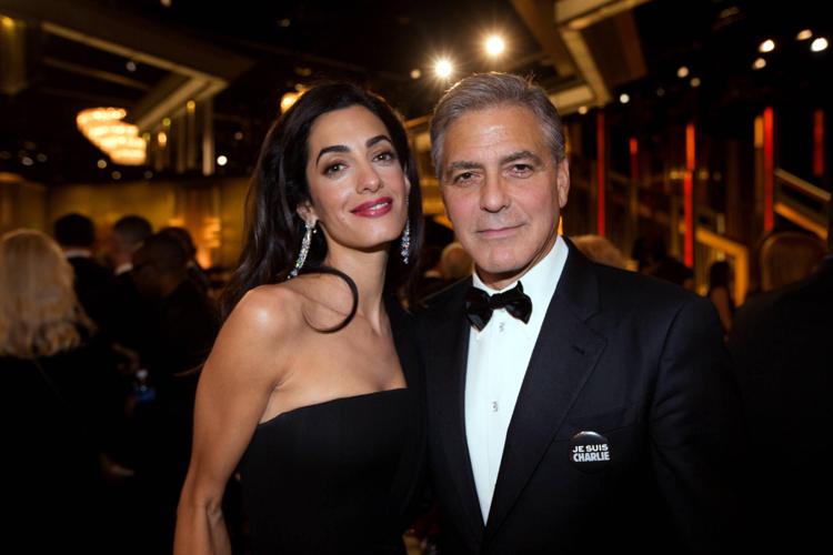 George Clooney e la moglie Amal ai Golden Globes dello scorso anno (Fotogramma)