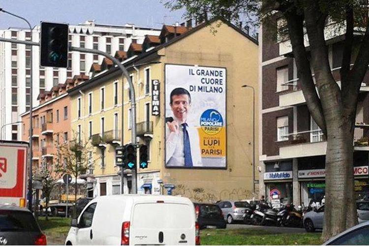 Milano: Lupi 'ci mette la faccia' e presenta manifesti campagna Milano Popolare