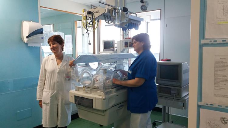 Azzurra nell'incubatrice, il primario neonatologo di Magenta Luciana Parola e un'infermiera 