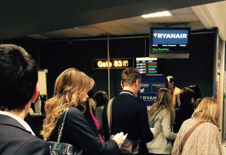 La Boschi al gate Ryanair (Twitter /@lucadibona)