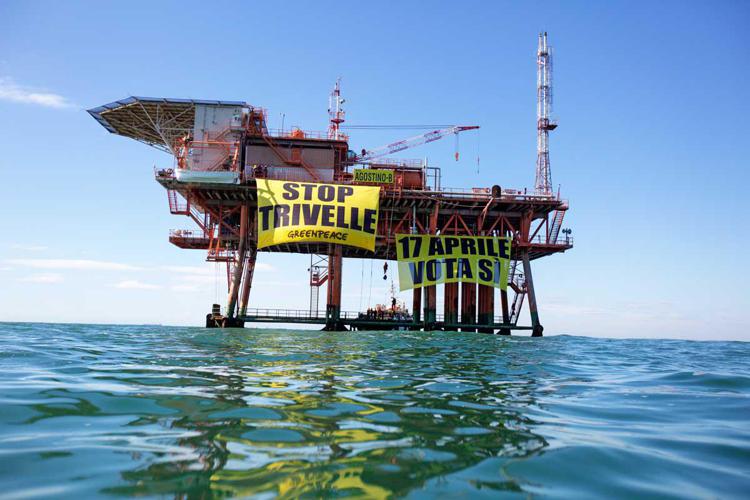 Referendum: Greenpeace, denunciati da Eni per azione su piattaforma in Adriatico