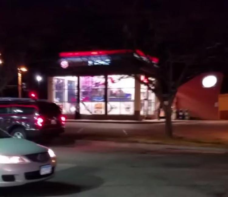 'C'è una fuga di gas, sfondate i vetri': fast food devastato, scherzo riuscito /Video