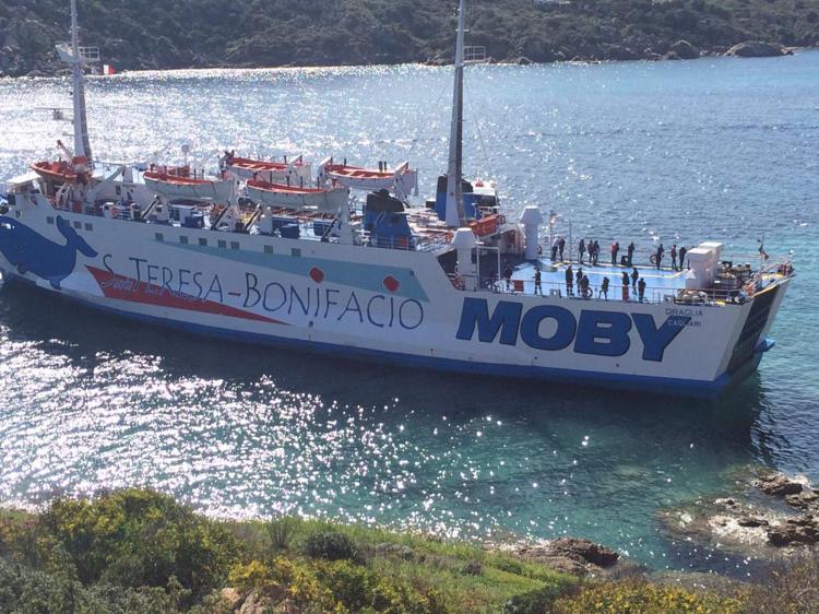 Traghetto Moby si incaglia sugli scogli a Santa Teresa di Gallura /Foto