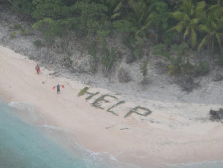 La scritta 'help' realizzata dai tre naufraghi con le foglie di palma (foto dal profilo Facebook della U.S. Pacific Fleet)