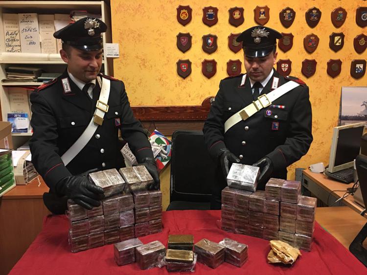 Roma: Carabinieri sequestrano 25 chili di hashish, due arresti