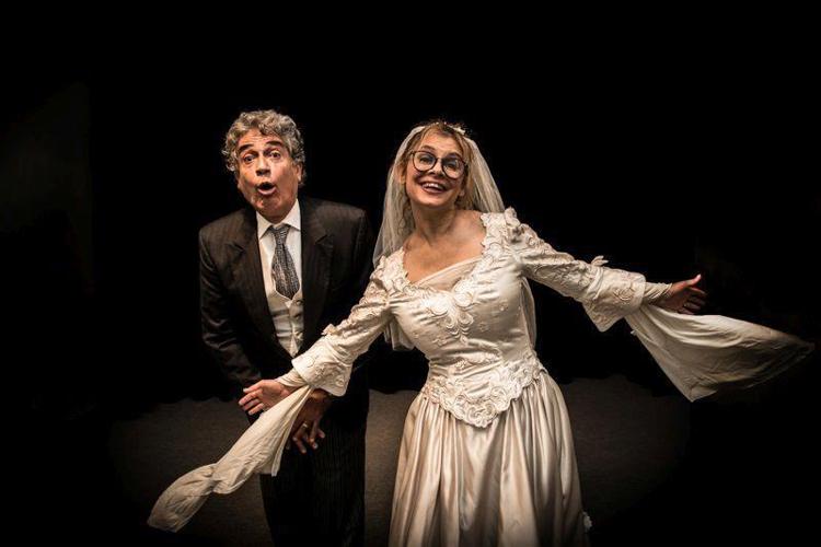 Debora Caprioglio e Gianfranco Jannuzzo in scena al Teatro Quirino in 'Lei è ricca, la sposo e l'ammazzo'