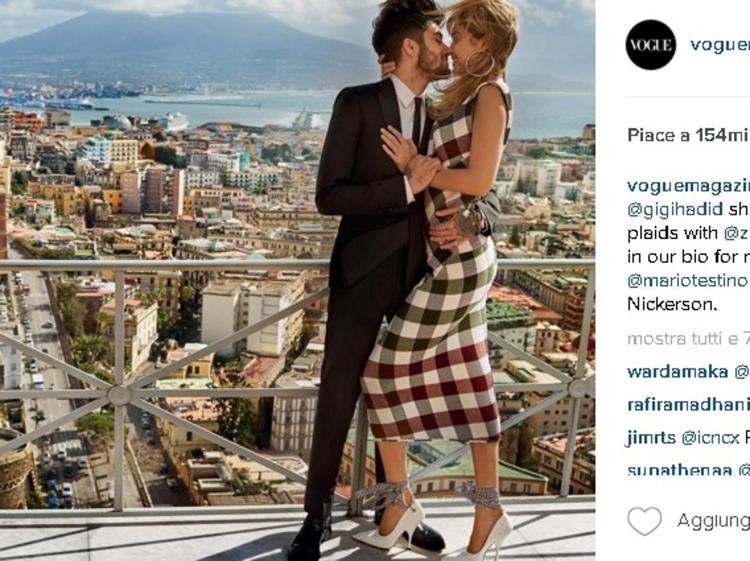 Zayn Malik e Gigi Hadid fotografati a Napoli da Mario Testino per 'Vogue' (foto da Instagram)