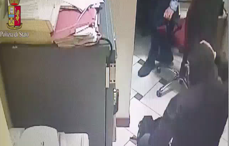 Rapina in banca a Rozzano: tre arresti, anche un 77enne /Video