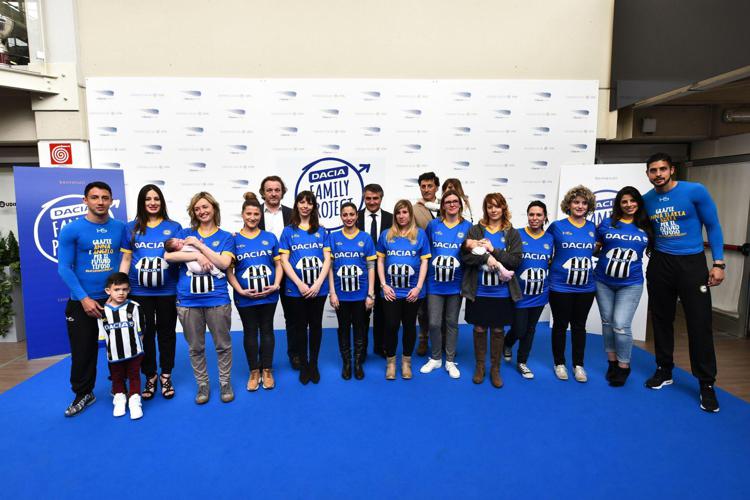 Calcio: Udinese e Napoli accompagnate in campo da 20 donne in dolce attesa