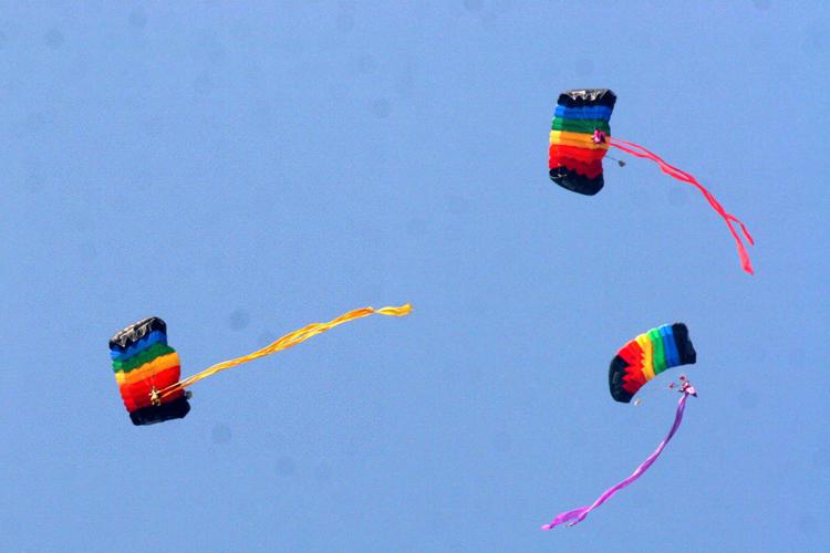 Lancio con il  paracadute, immagini di repertorio (Xinhua)