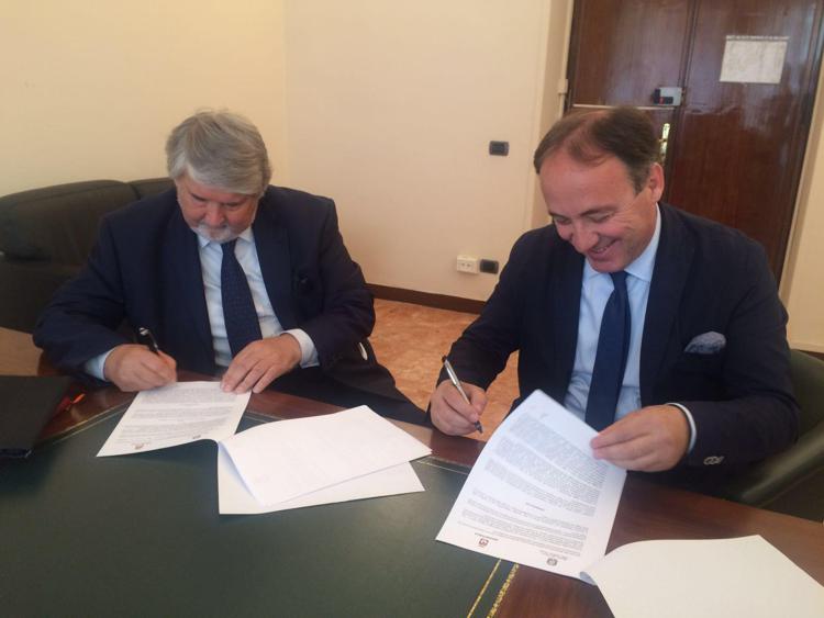 Il ministro Poletti con l'assessore Leo al momento della firma