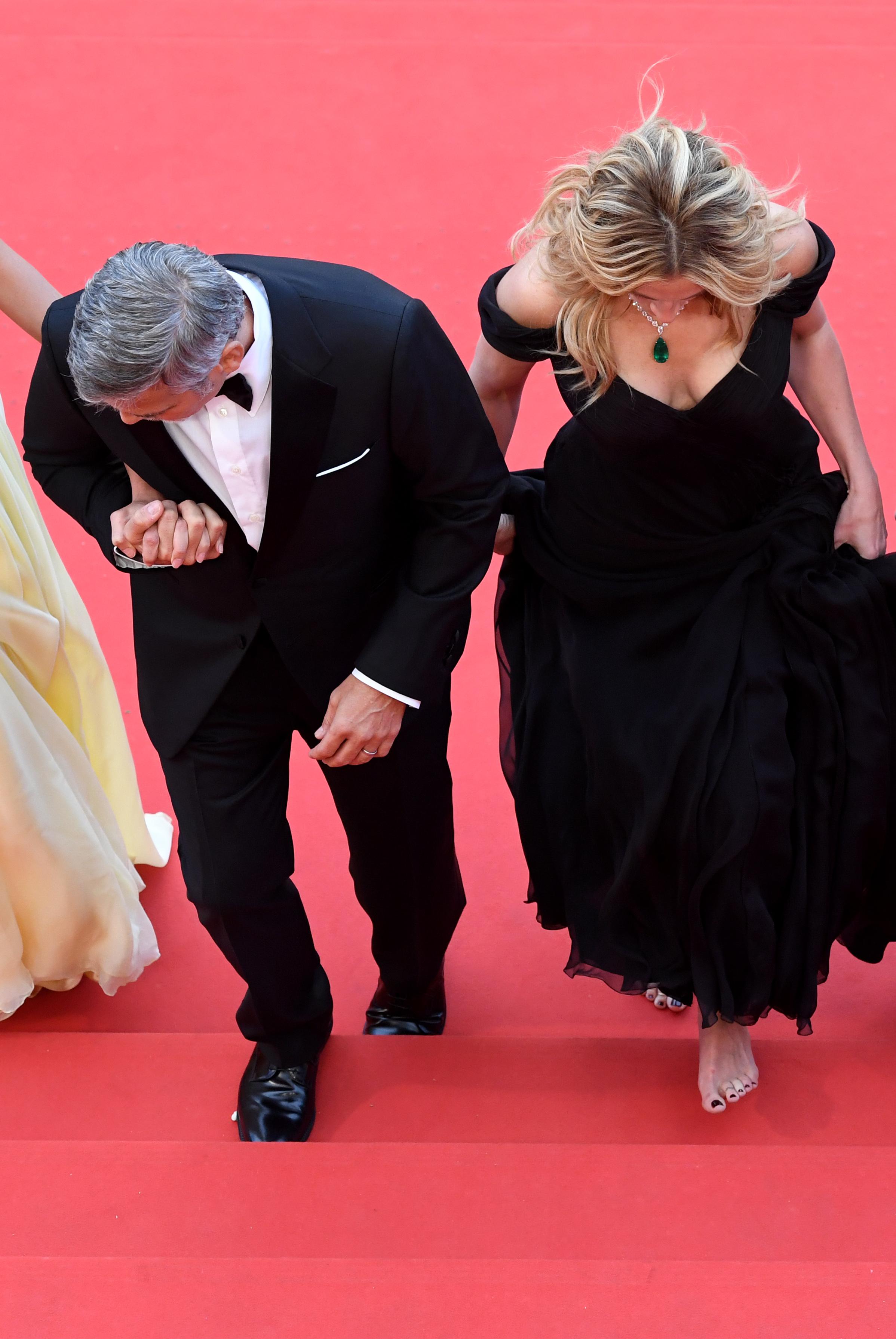 George Clooney e Julia Roberts sulla scalinata del Palais AFP PHOTO / Antonin THUILLIER