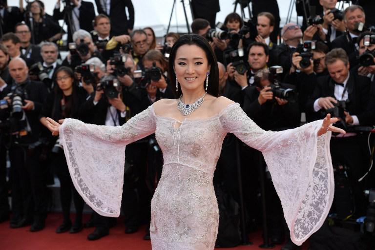 L'attrice cinese Gong Li e le maniche a imbuto del suo abito scintillante AFP PHOTO / ALBERTO PIZZOLI