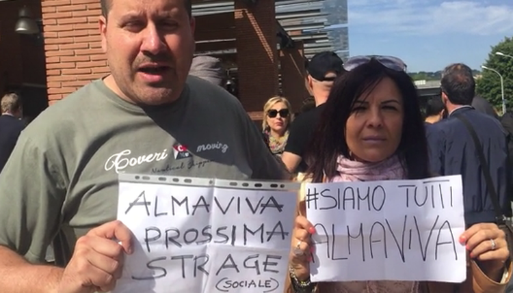 Lavoratori Almaviva contestano Poletti all'assemblea di Confindustria