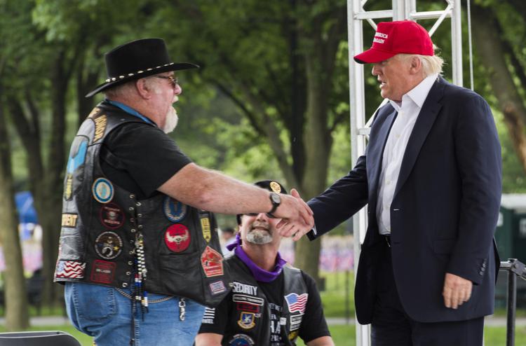 Donald Trump stringe la mano a un veterano di guerra durante il raduno Rolling Thunder a Washington D.C. in occasione del weekend del Memorial Day (Foto Afp)
