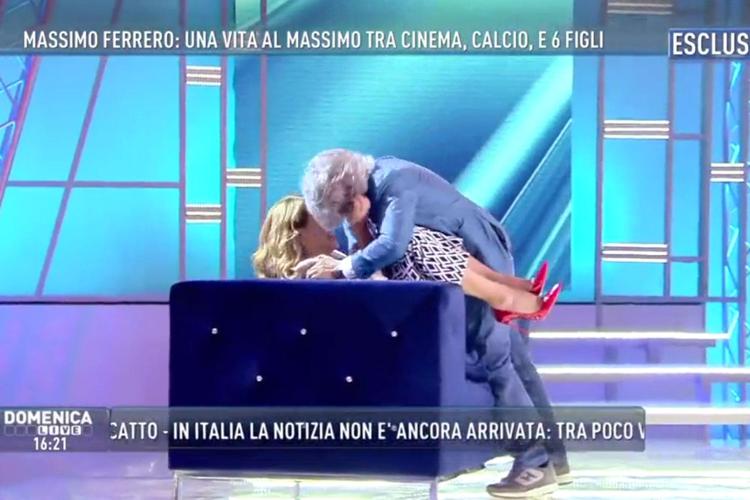 Massimo Ferrero-Barbara D'Urso, bacio 'rubato' in diretta tv /Video