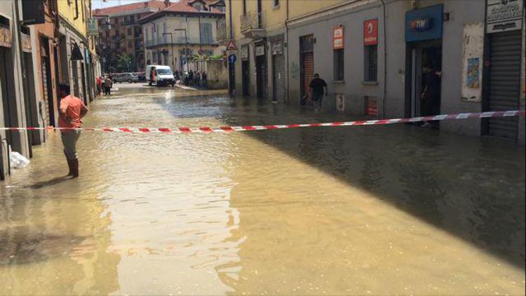 Milano, si rompe tubatura: via Adriano sott'acqua