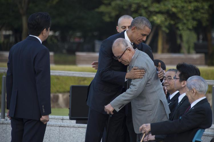 Barack Obama abbraccia un sopravvissuto alla bomba atomica a Hiroshima (Afp) - AFP