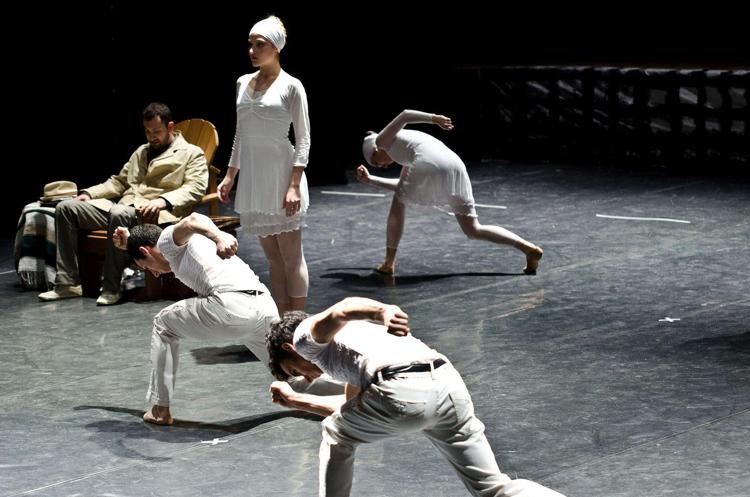 Un momento delle 'Quattro stagioni' di Fredy Franzutti per il Balletto del Sud in scena al Teatro Olimpico