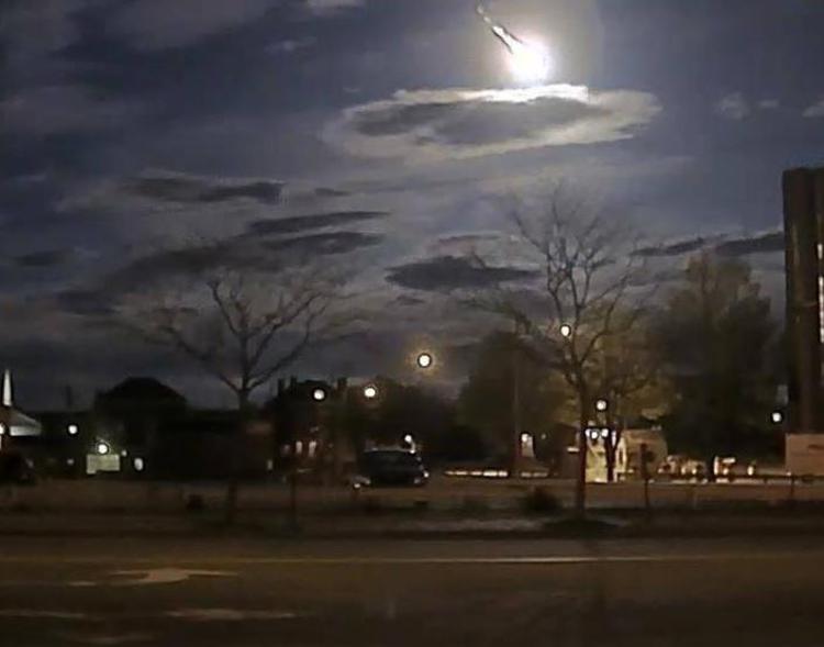 'Pronto, polizia? C'è un meteorite in cielo' /Video