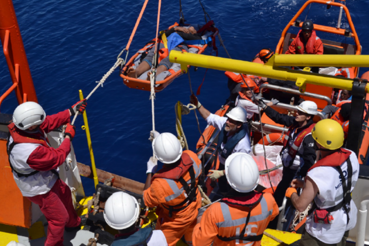 La nave Acquarius, dell’associazione SOS Meditarenaee, durante i soccorsi a due gommoni di migranti nelle acque del Canale di Sicilia (Foto AdnKronos) - ADNKRONOS