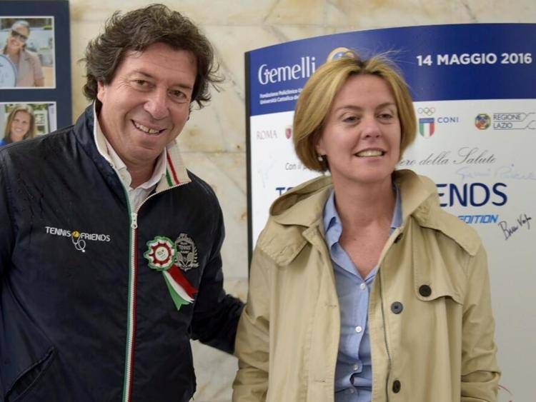 Il ministro della Salute Beatrice Lorenzin, al fianco del dottor Giorgio Meneschincheri, coordinatore degli specialisti del Policlinico Gemelli  che hanno prestato la loro opera a 'Tennis & Friends'