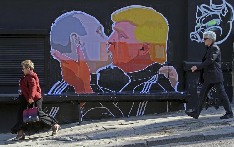 Il murales gigante che ritrae Donald Trump che bacia sulla bocca Vladimir Putin (Foto Afp) - AFP