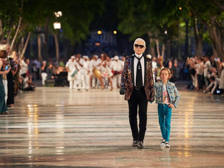 Karl Lagerfeld sul Paseo del Prado a Cuba per la Cruise 2016 (foto Olivier Saillant/Chanel)