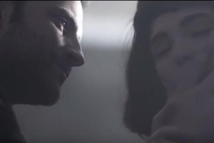 Un'immagine del videoclip di 'Tutto qui accade' con Alessandro Borghi e Matilda De Angelis