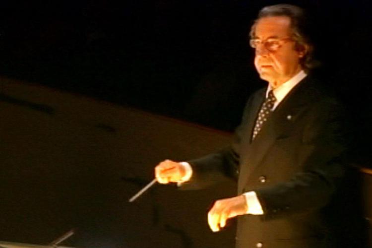 Riccardo Muti sul podio (Foto Fotogramma)