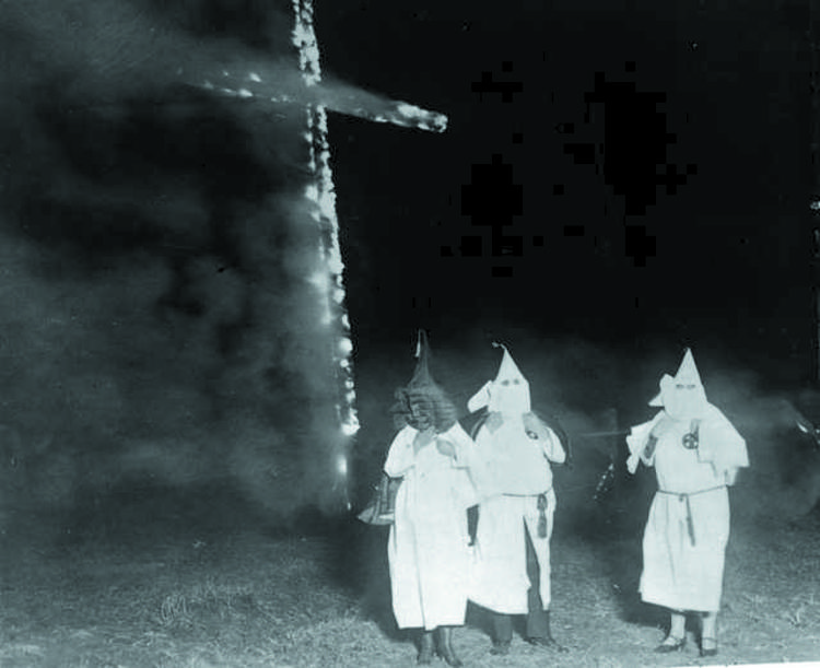 Membri del Ku Klux Klan bruciano una croce a Denver in Colorado nel 1921 (Wikipedia)