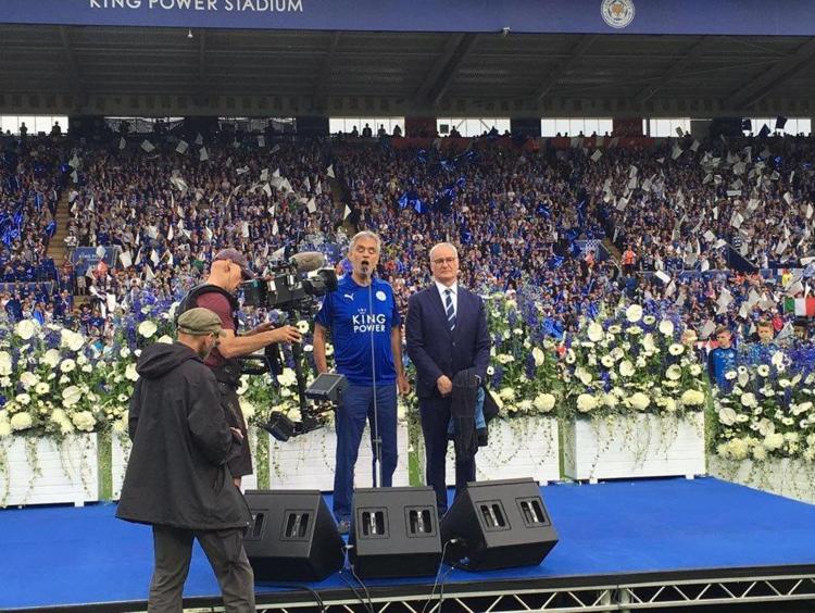 (da sinistra il tenore Andrea Bocelli e il ct del Leicester City Claudio Ranieri)