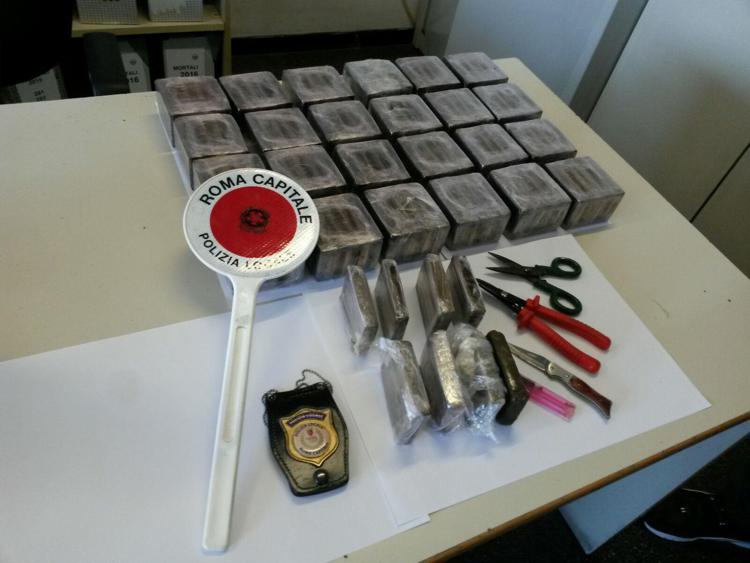 Roma: sequestro record di droga, 12,5 kg hashish trovati in auto